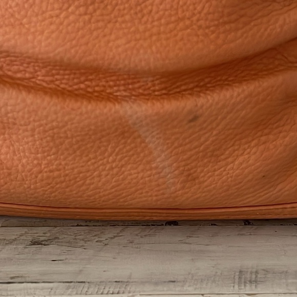 B Makowsky Peach Leather Shoulder Bag. - Picture 3 of 13